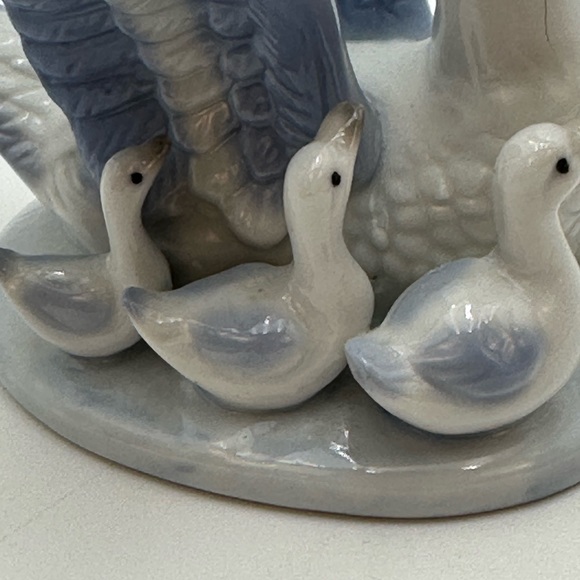 Blue & White Porcelain Swan with Cygnets - Picture 6 of 16